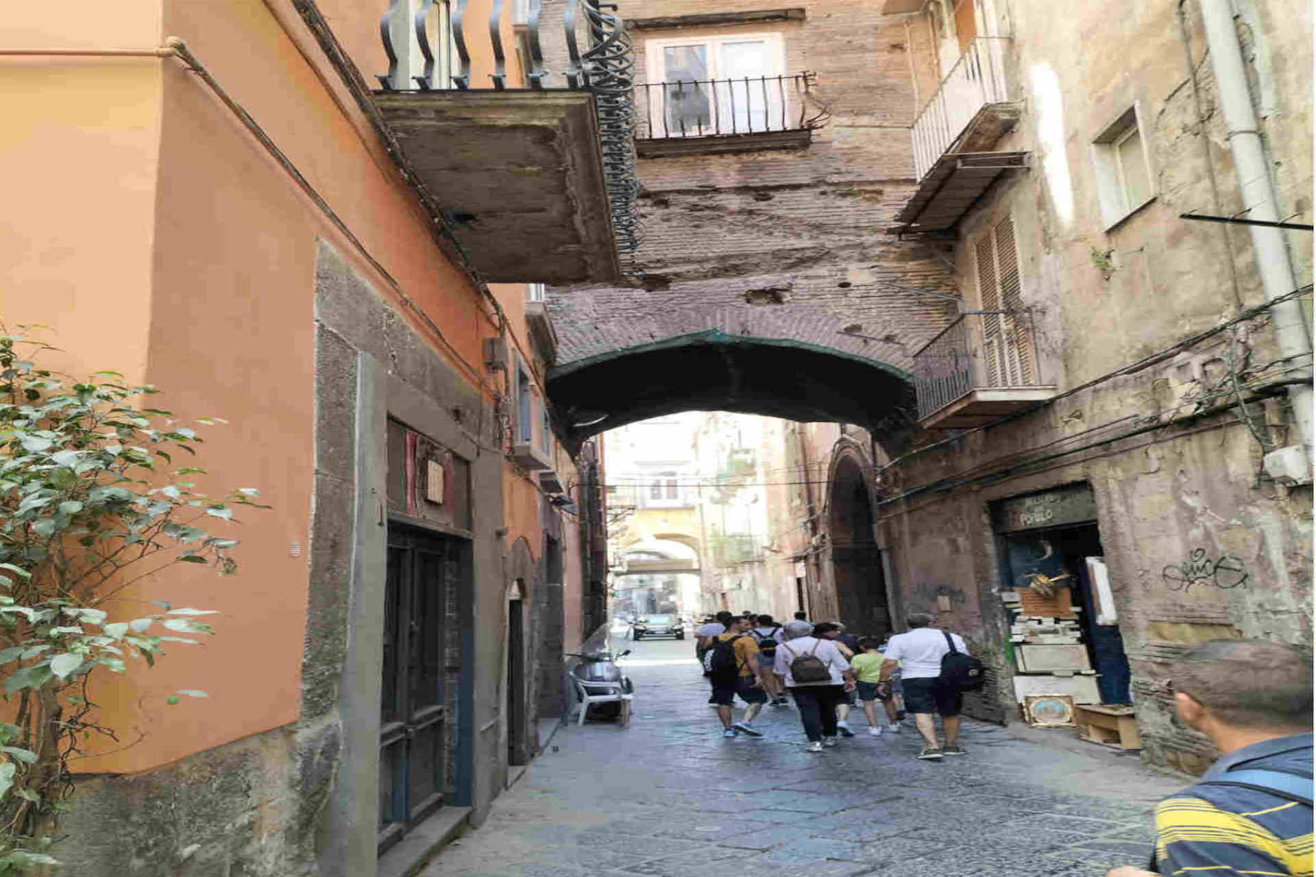 Week end a Napoli cosa vedere: vicolo di Napoli