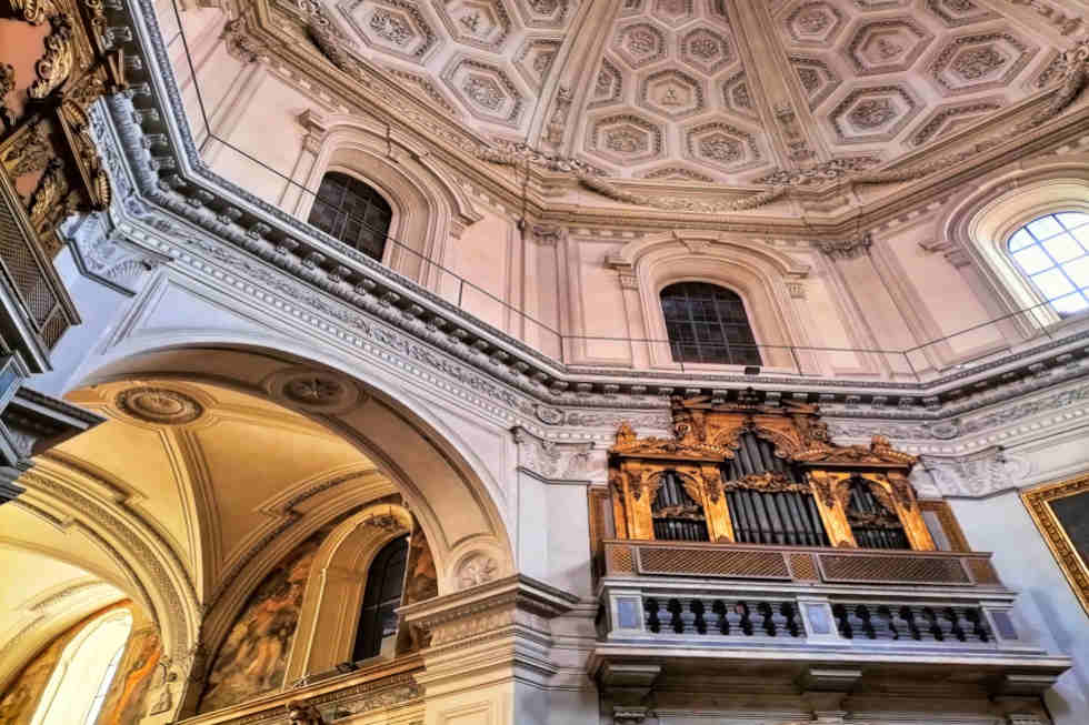 Interno chiesa Santa Maria della Pace