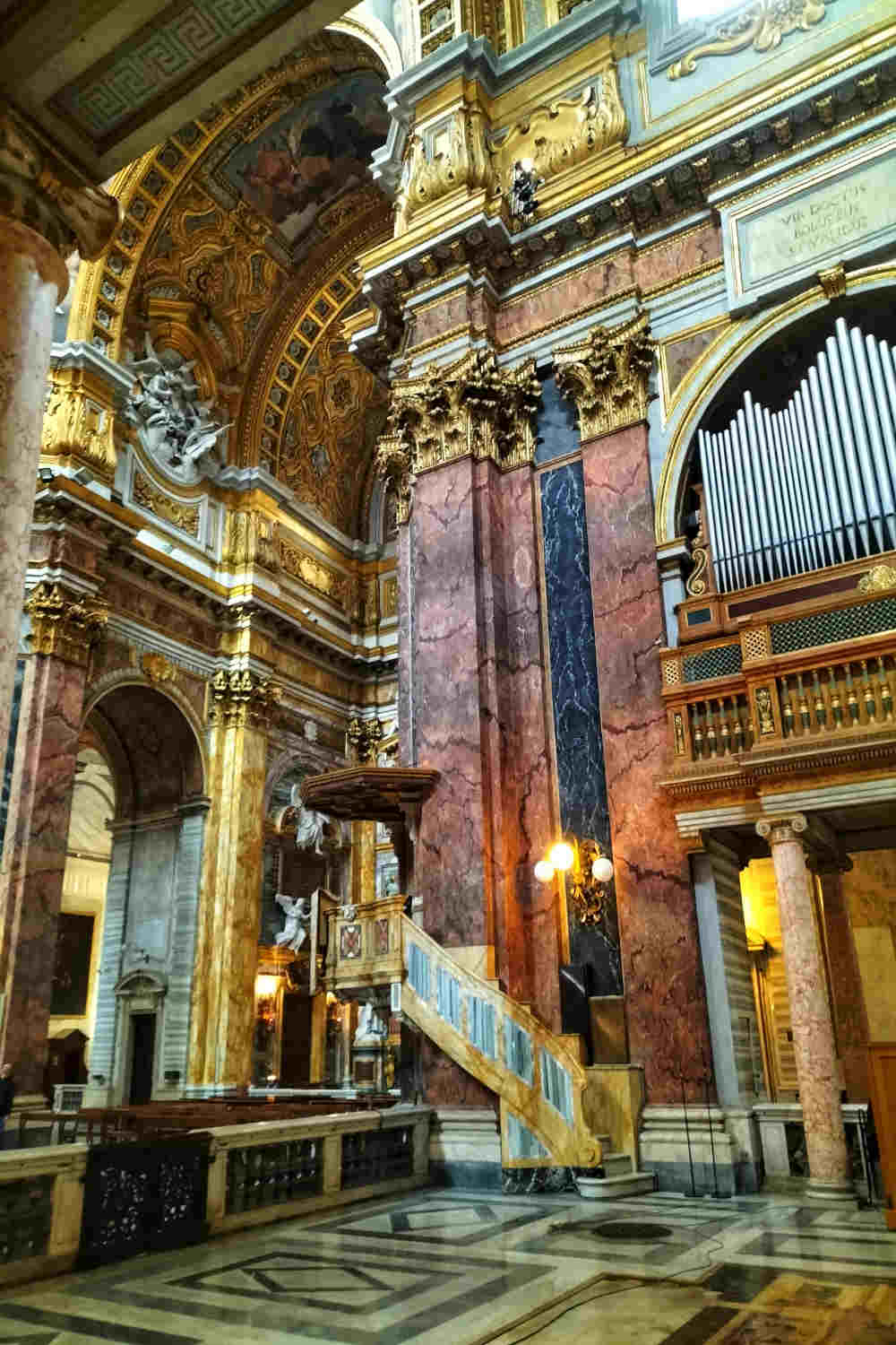 Interno Basilica dei Santi Ambrogio e Carlo al Corso